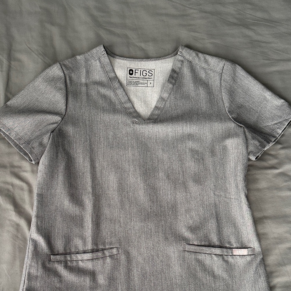 Figs Women’s Graphite Casma- Three Pocket Scrub Top